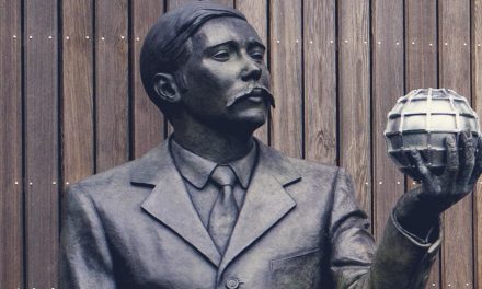 The Royal Mints Strikes a Commemorative Coin for H.G. Wells